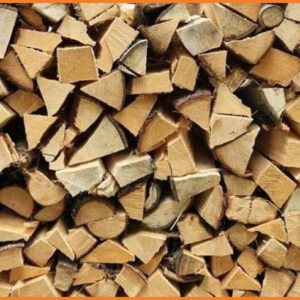 Une pile de bois de chauffage semi sec.